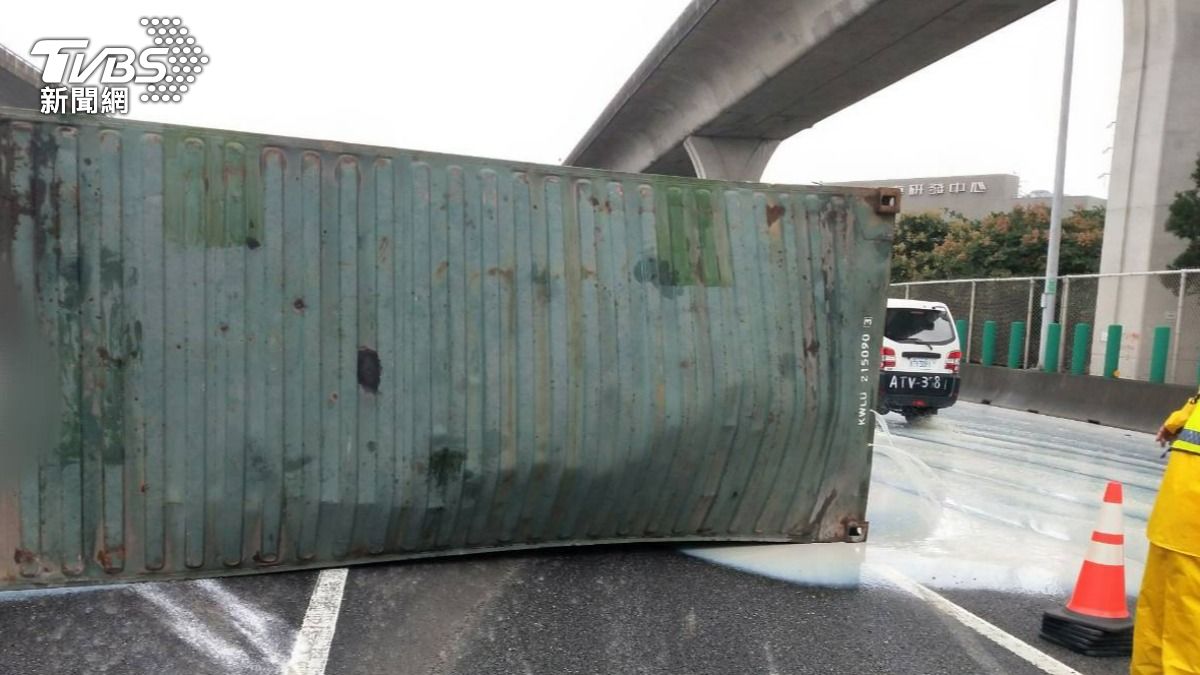 國1桃園段險象環生!貨櫃掉落「液體狂洩」 5公里車潮大癱瘓