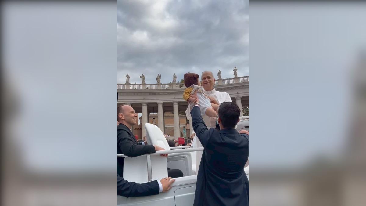 幸運嬰兒受降福!教宗隨機抱起「熊帽萌娃」 父母來自台灣朝聖團