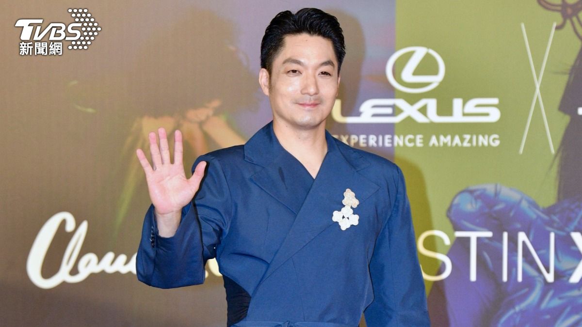 台北時裝週蔣萬安穿「深藍海洋」走秀！喊話：一年要比一年好