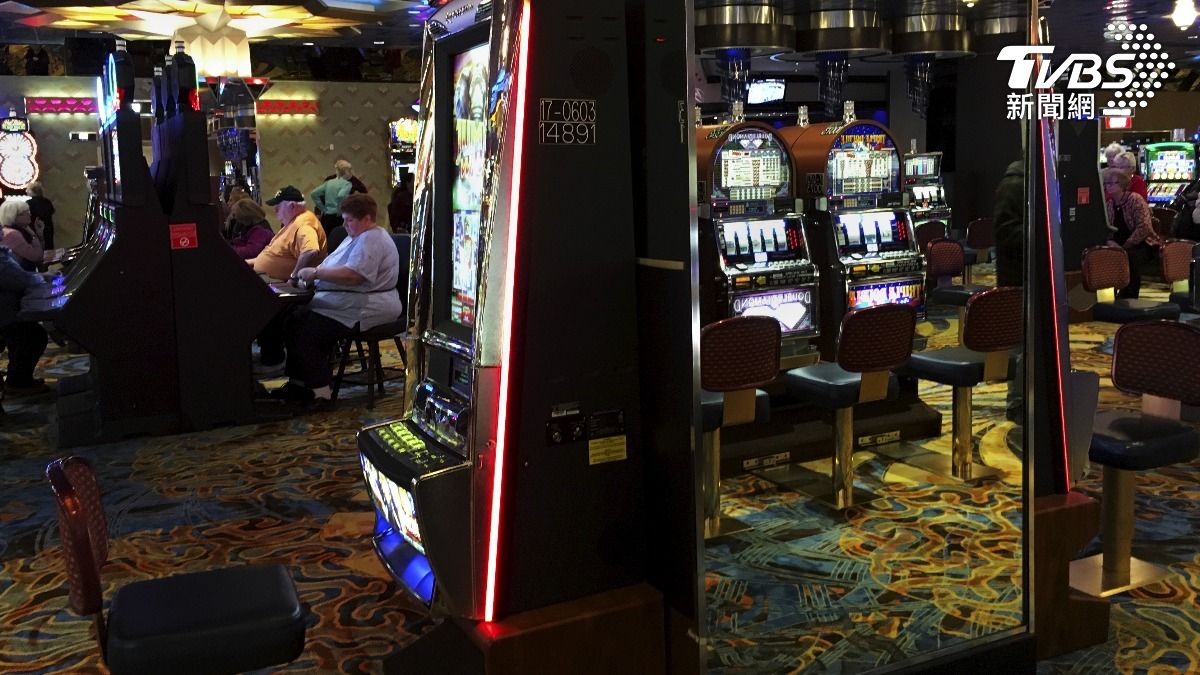 想偷錢? 蒙面賊拿鐵鎚狂砸老虎機 老闆無奈:第3次了