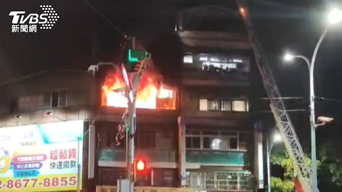 桃園公寓凌晨大火!消防緊急救援4住戶脫困 民眾:打開門全是煙