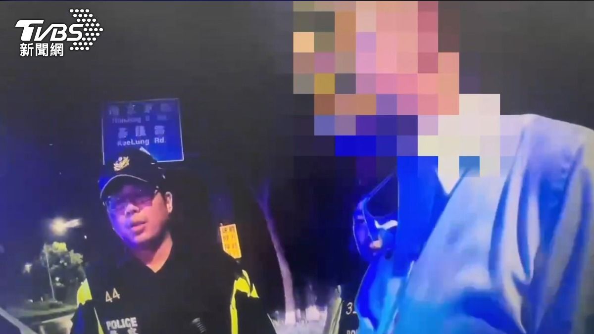 開車等紅燈睡著　男遭警叫醒嚇壞「撞警車」酒測0.57