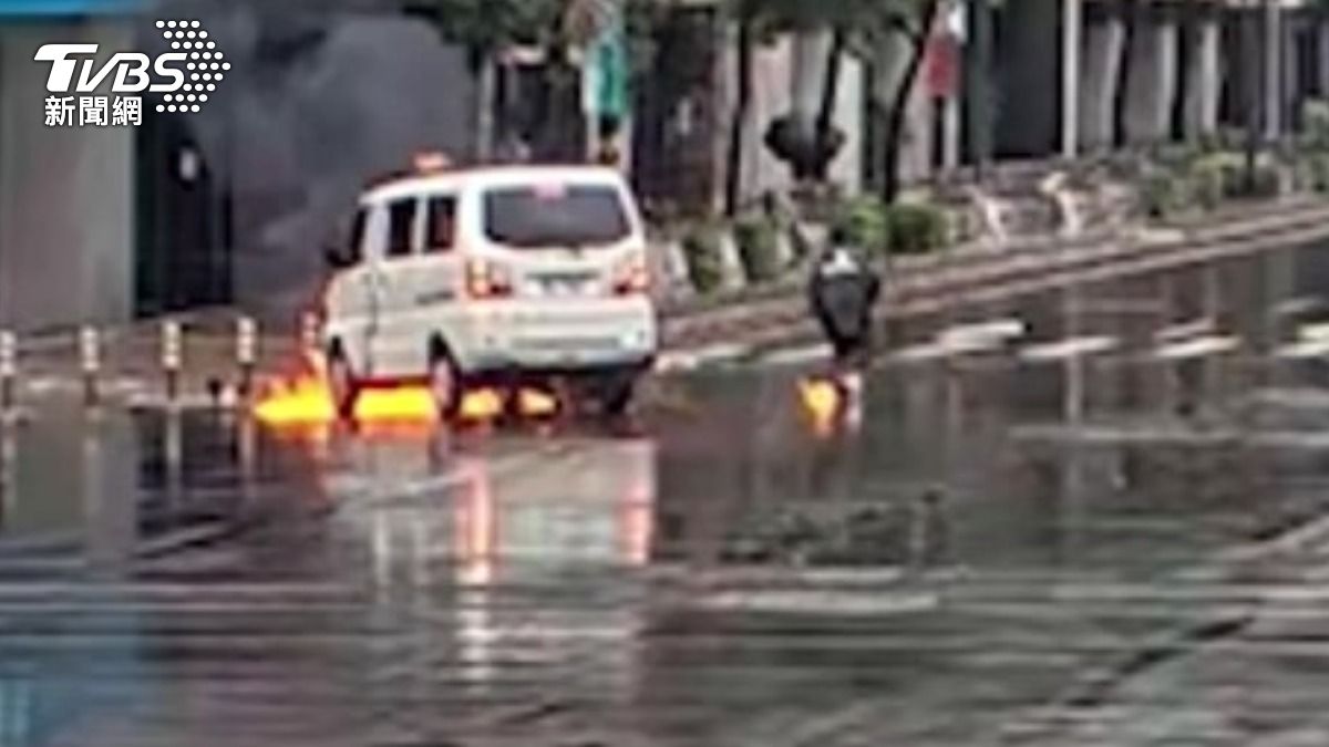 北市駕駛路口左切再右轉！害騎士撞上摔車　火燒腳底板畫面曝