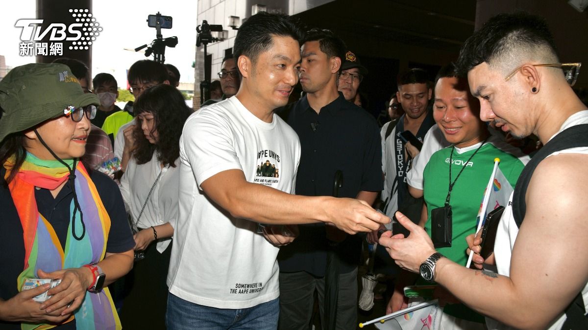 同志遊行登場！蔣萬安發彩虹幸福御守　民眾喊：等你好久了