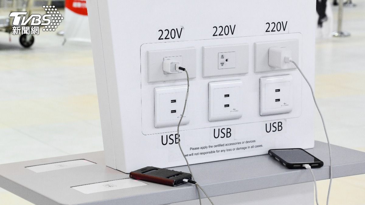 公共「USB充電」藏陷阱！一插秒遭駭客入侵　2動作可防範