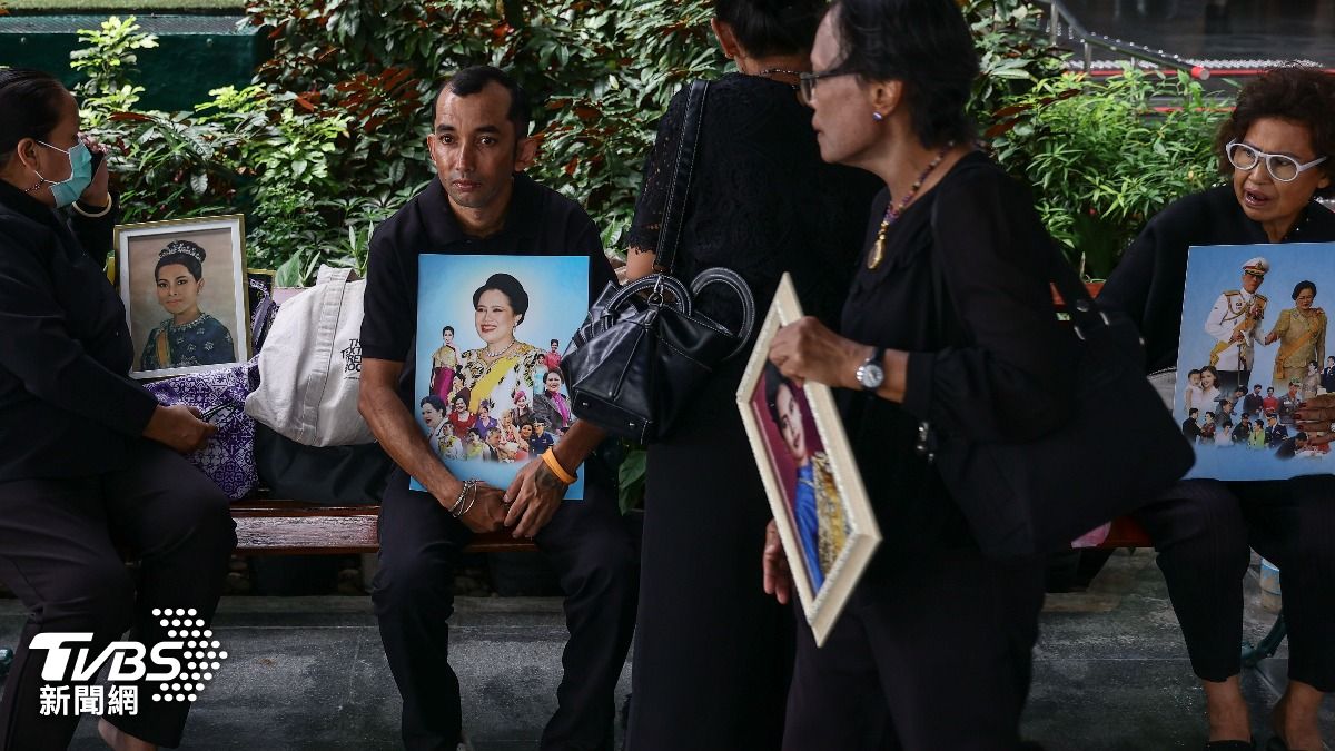 泰王太后病逝泰媒列喪服指南　Uniqlo模特兒秒換黑色系服飾