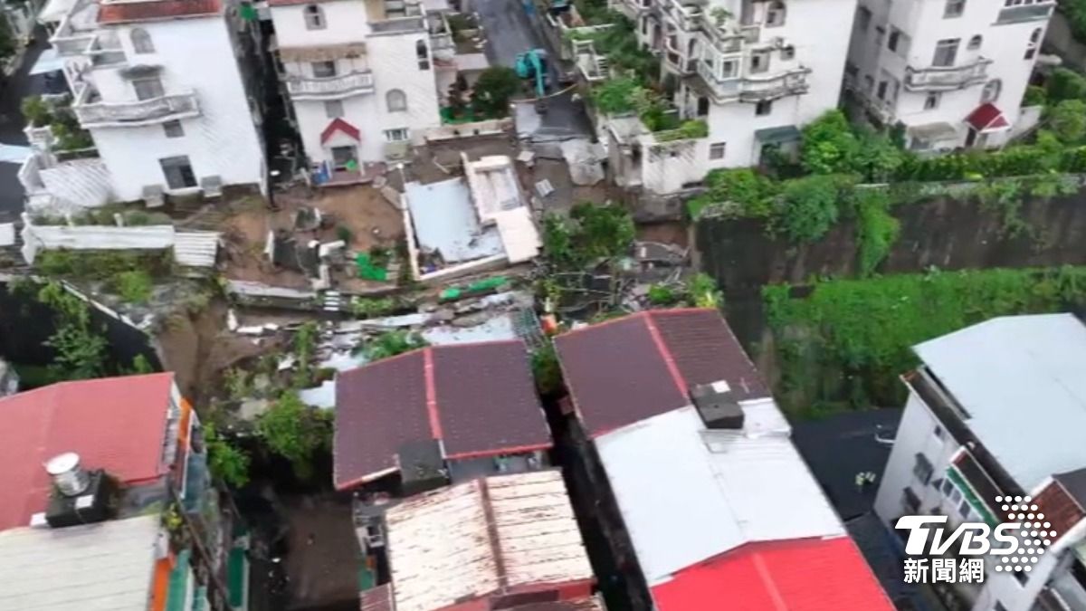新店錦秀社區擋土牆坍塌！崩裂過程曝　居民控：住家遭撞破