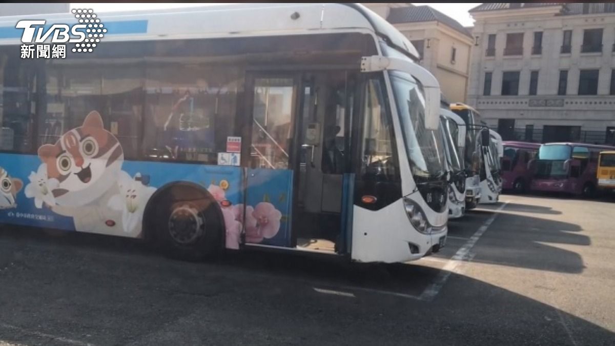 給5秒上下車遭罵三字經!巨業客運司機「下站才放人」涉強制罪