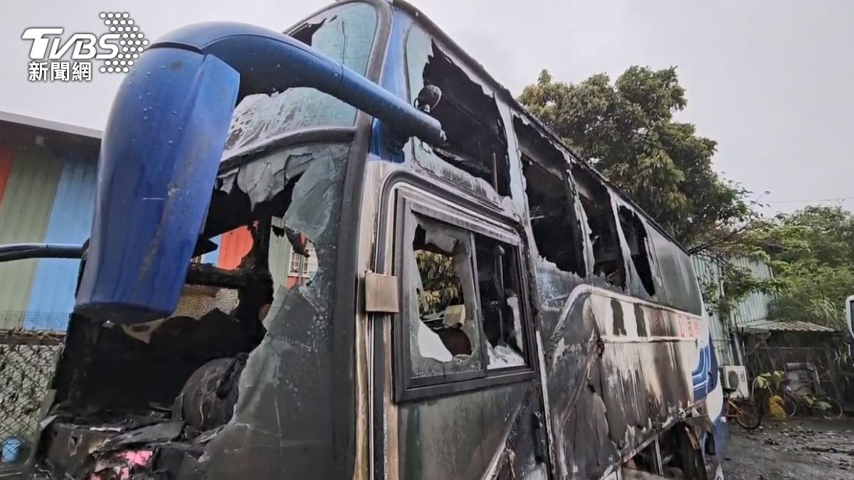 深坑遊覽車起火!「引擎室突冒濃煙」車頭全毀 疑2關鍵釀火警