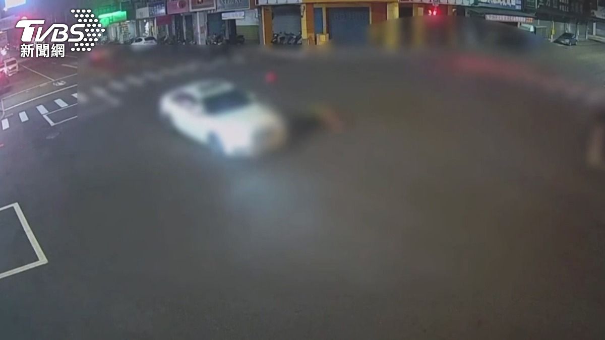 凌晨闖紅燈直衝不煞車!36歲女撞飛機車騎士 騎士身亡