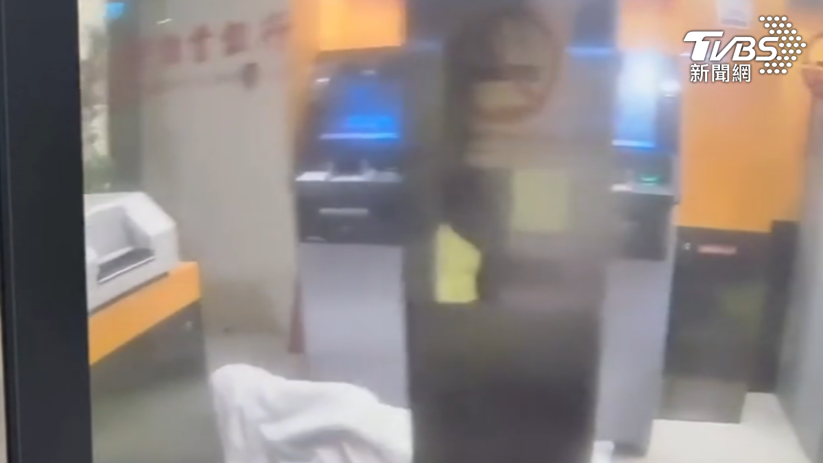 民眾反鎖ATM區「全身蓋白被」入睡 警察敲門竟遭無視