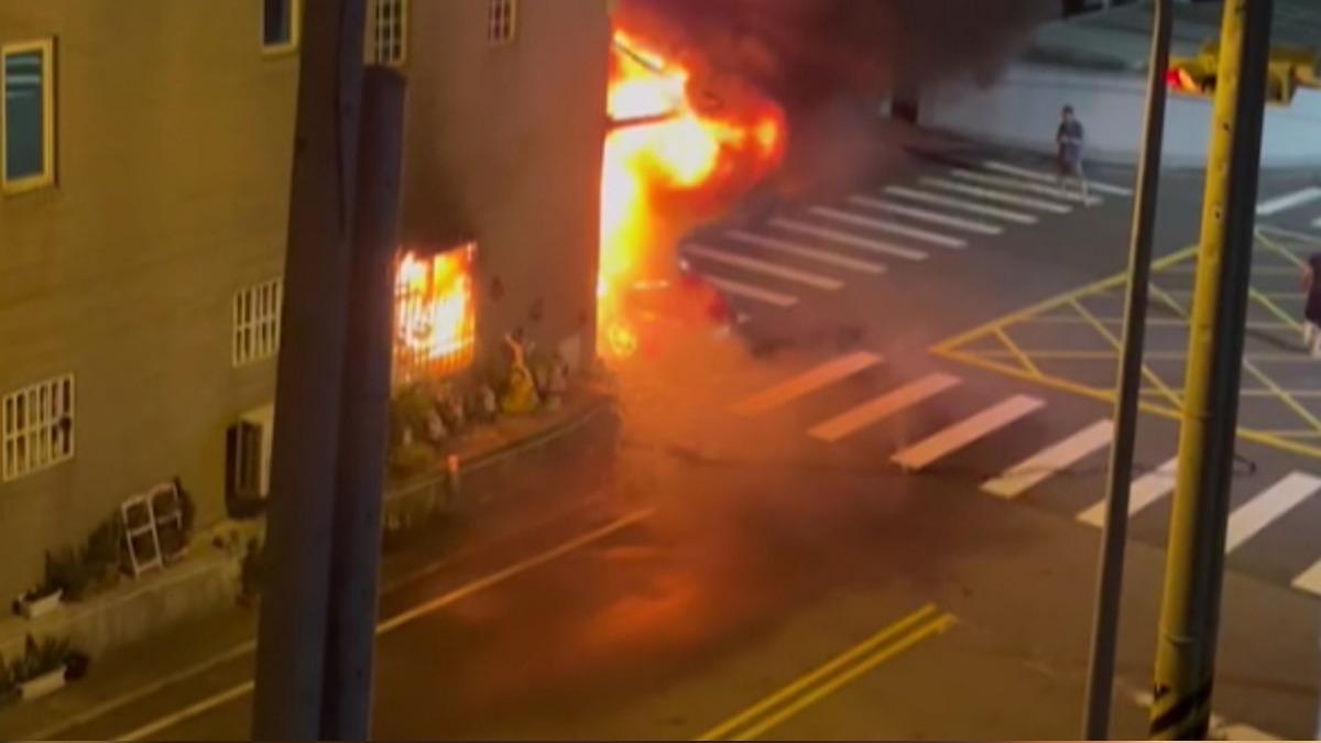 台中透天厝一樓竄惡火!雲梯車救出6人 「2戶9口」驚險脫困