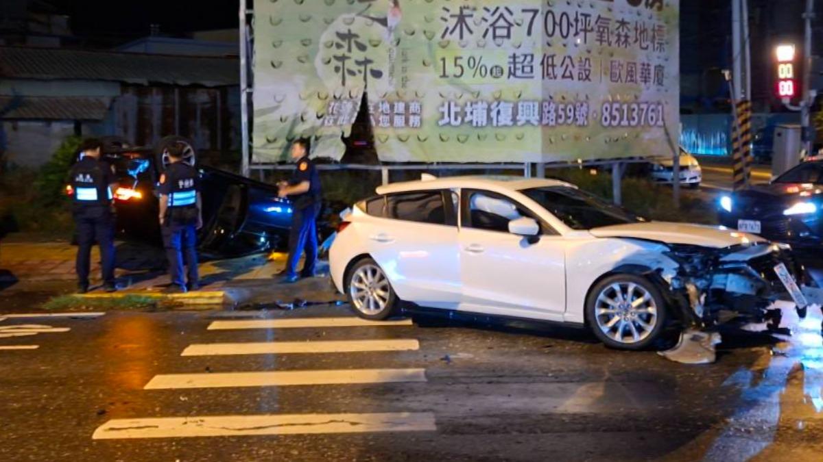 花蓮2輛轎車對撞「轉好幾圈」 撞倒路桿「四腳朝天」畫面曝
