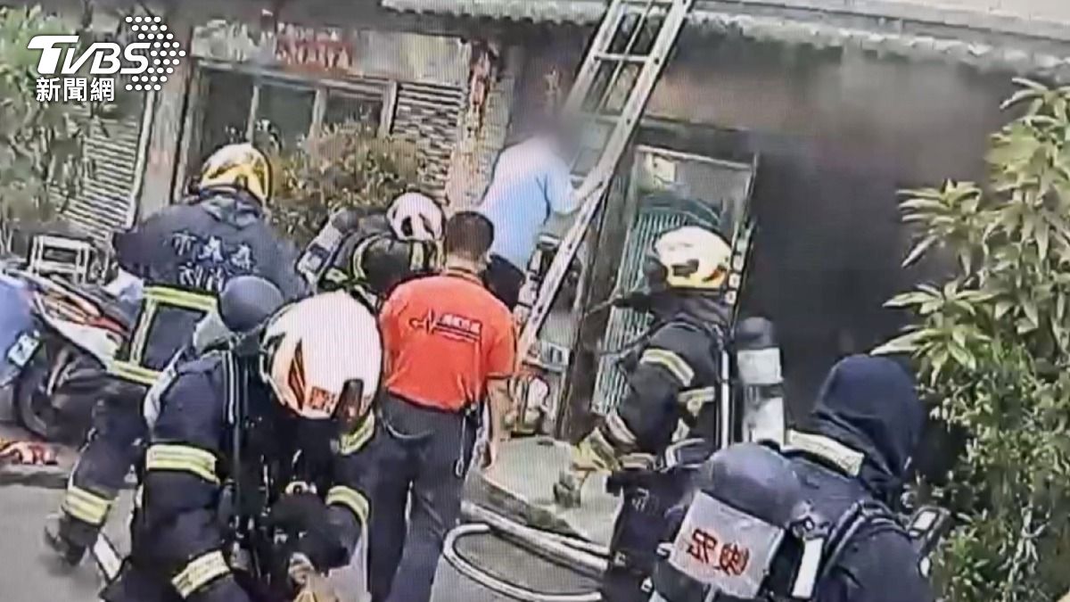 透天厝大火消防架梯救! 違停車擋消防栓阻救援將開罰