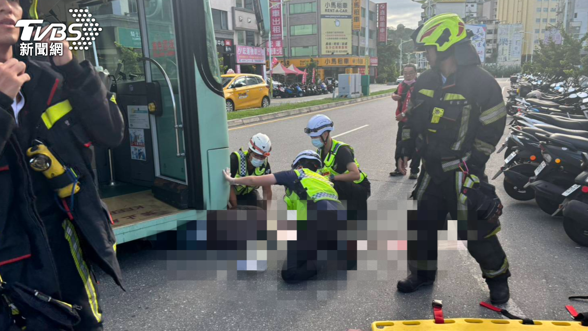 有片/行人地獄再現!花蓮公車左轉「撞倒行人」 頭部濺血命危