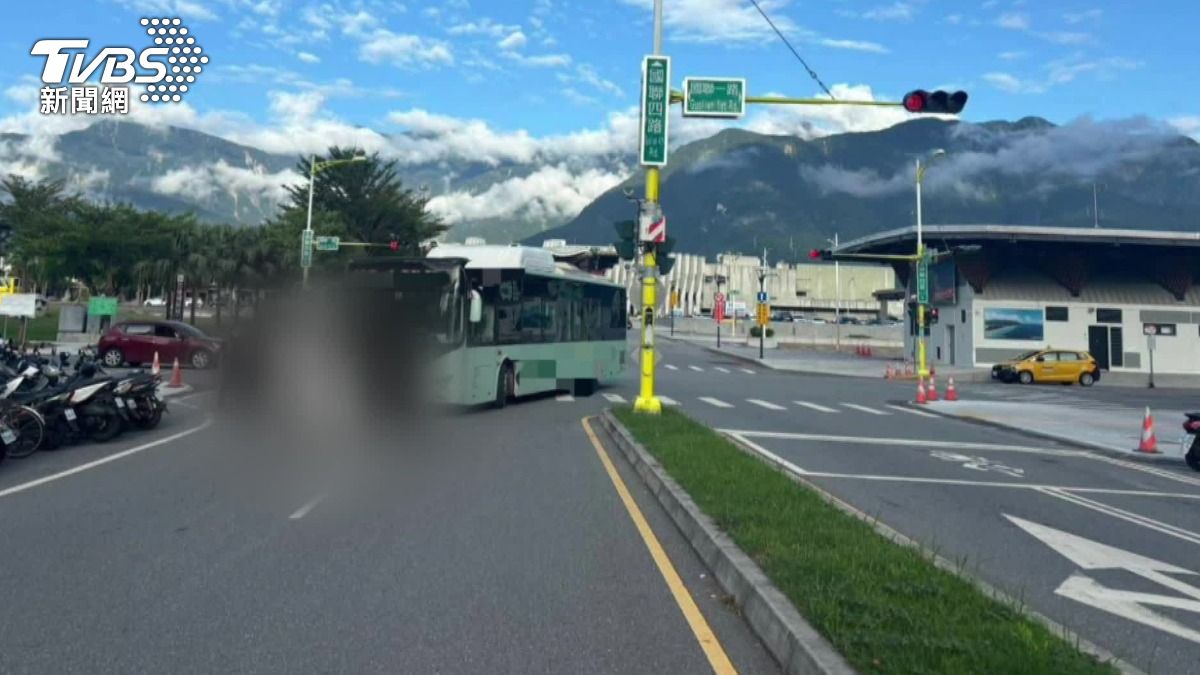 視線死角?花蓮火車站前 公車撞倒行人 男卡車底頭部重創