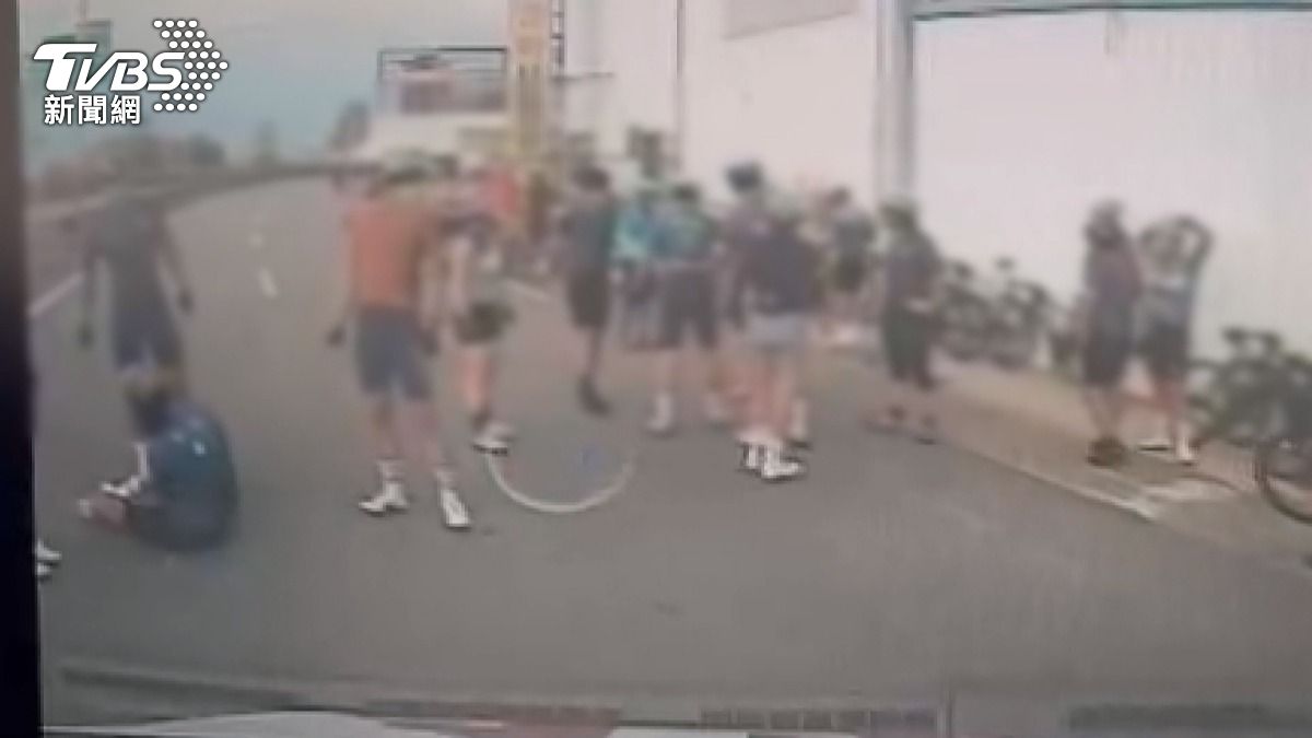 戰車散落零件!6自行車騎士摔車受傷 苗栗台61線釀骨折意外