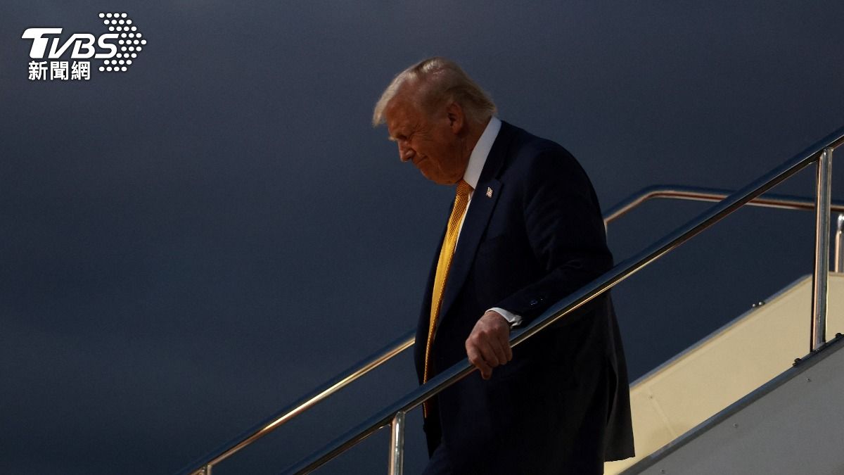 川普空軍一號飛抵日本「近四萬人看直播」 將會晤德仁天皇