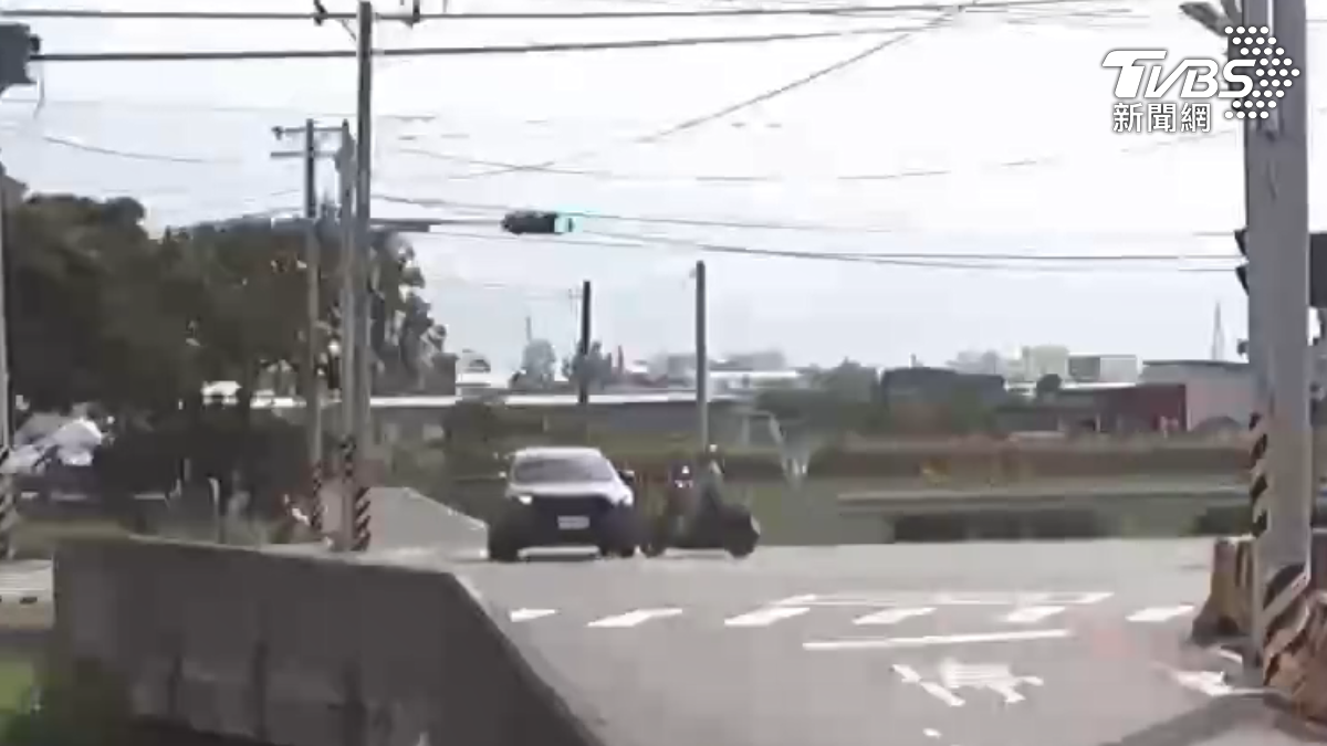 男醫院前闖紅燈飛車撞! 3護理師秒衝現場救援