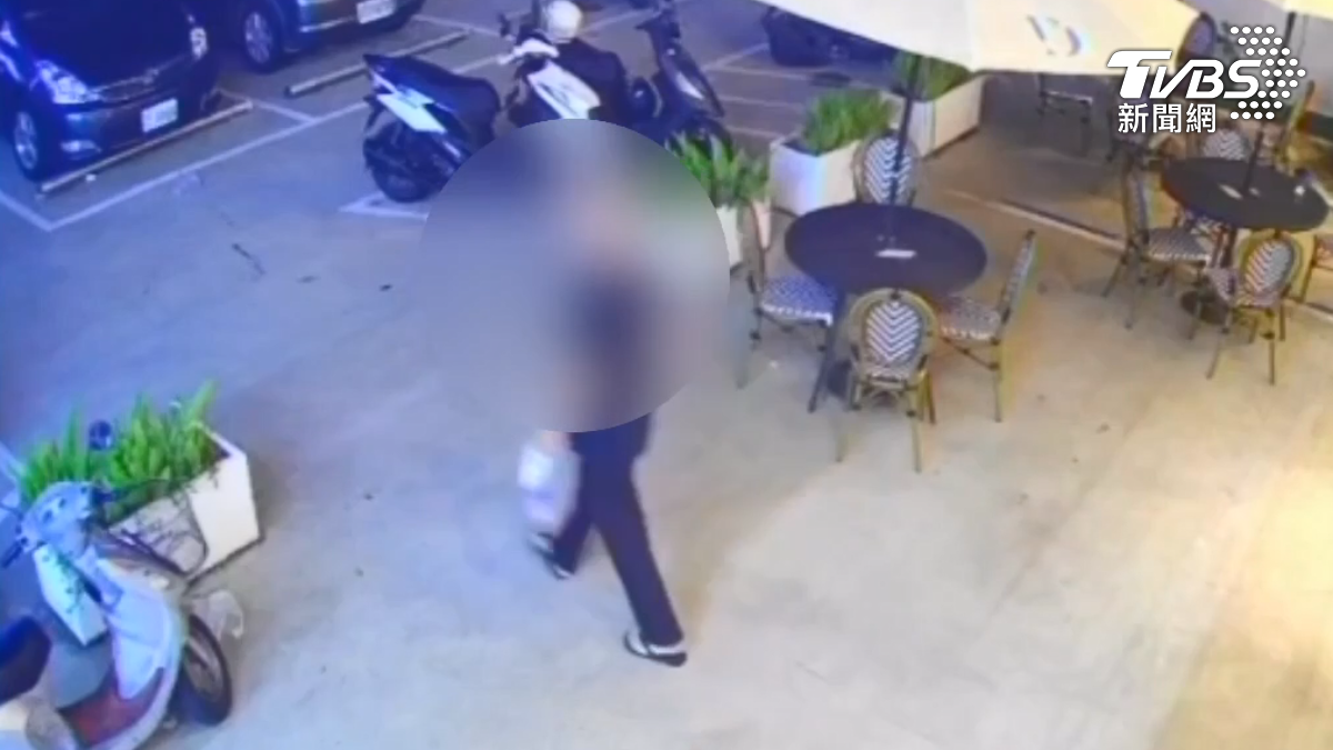 穿夾腳拖上咖啡廳! 男大膽蹲地偷窺女如廁