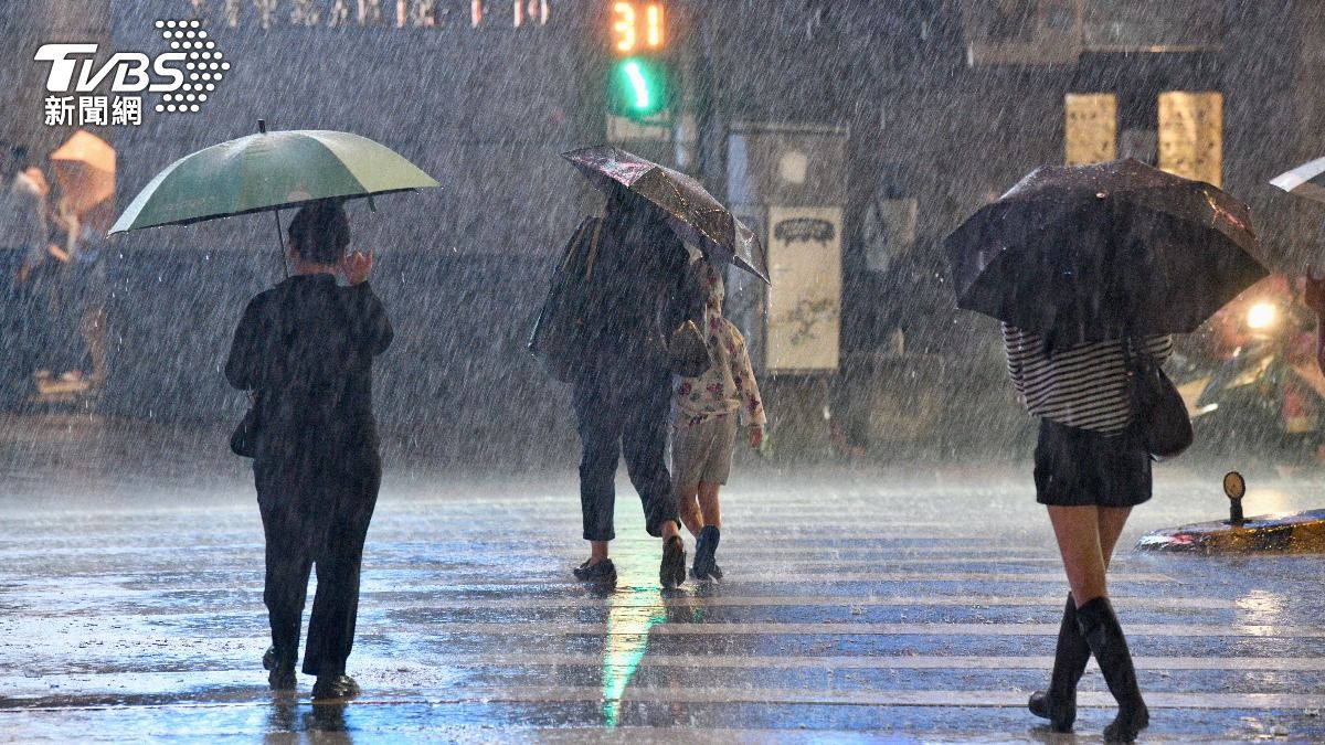天氣/變天了!豪雨再襲「猛轟3地」 半個台灣溼透透