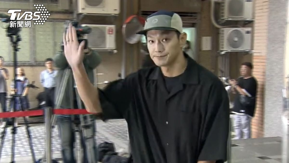 閃兵案首傳藝人!威廉3度鞠躬「面對司法」