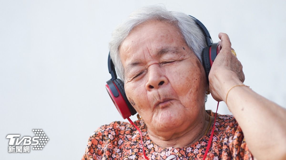 驚人發現!澳研究揭「聽音樂」助老人大腦健康 失智風險驟降39%