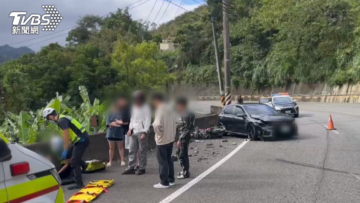 22歲男駕福斯GTI失控衝對向 19歲騎士遭撞飛腿斷