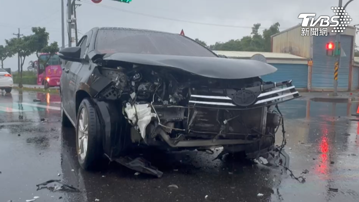 慢車道違規左轉惹禍!宜蘭轎車對撞「零件四散」 雙方駕駛受傷送醫