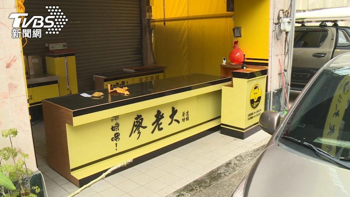 裝潢招牌都還在!廖老大手搖飲舊址改成1業者 網狂笑:改行了
