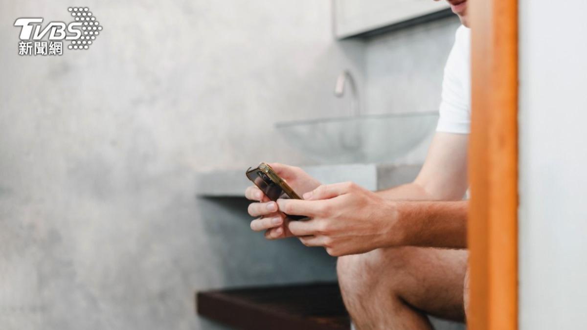 邊玩手機邊上廁所!男童腹痛就醫驚見便秘 醫籲調整作息飲食