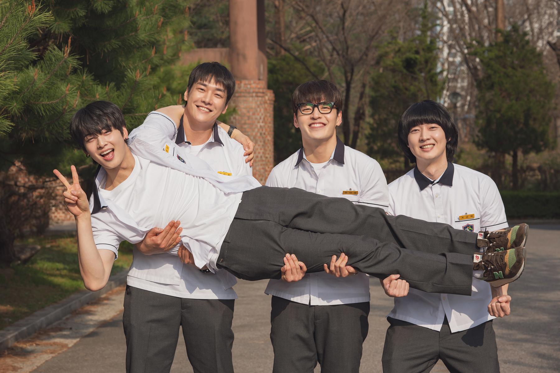 畫面太美!BTS柾國「神顏合體」車銀優 「後方熊抱摟胸」他羞了