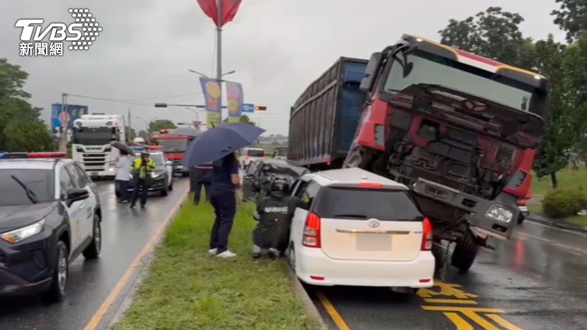天雨路滑釀慘禍!聯結車逆向衝撞2小客車 4人受傷送醫