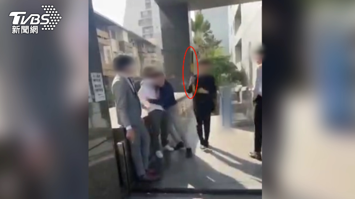 保險業務大亂鬥! 經理持「伸縮連桿」輸贏 多人互嗆