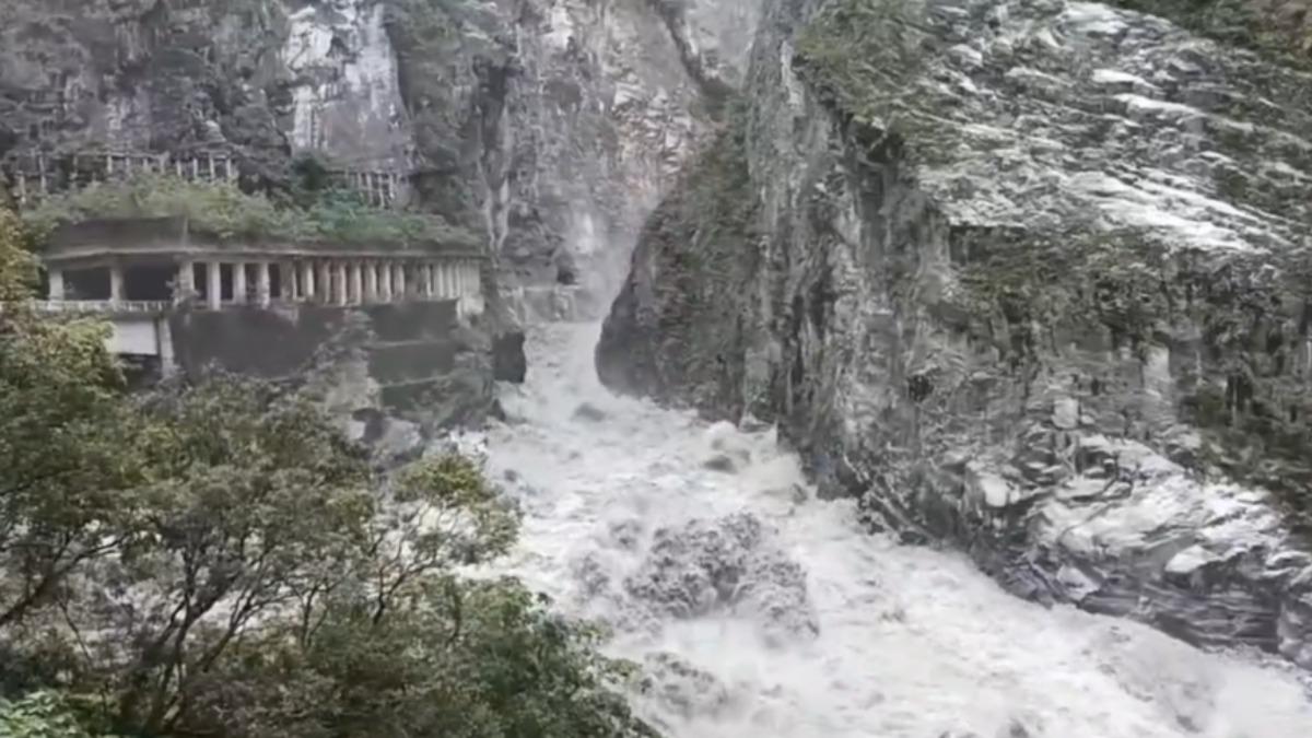 燕子口堰塞湖壩體溢流！立霧溪下游水位抬升　人員、機具急撤離