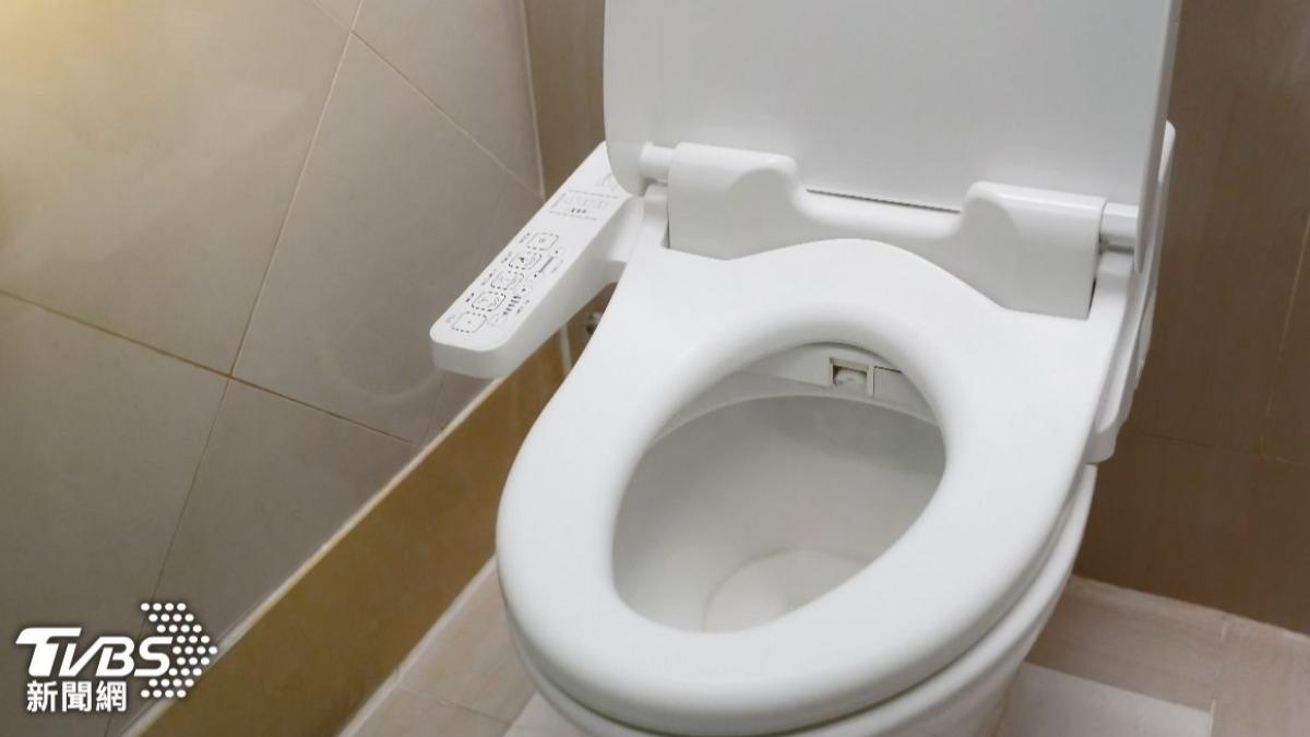 男殯儀館外徘徊「伸平板偷錄上廁所」　少婦崩潰尖叫夫出手壓制