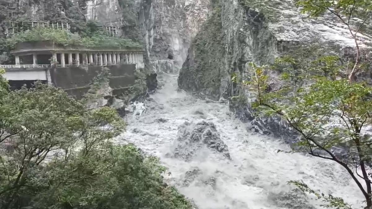 花蓮燕子口堰塞湖潰決！湍急水流衝下山坡　立霧溪水位逐漸回降