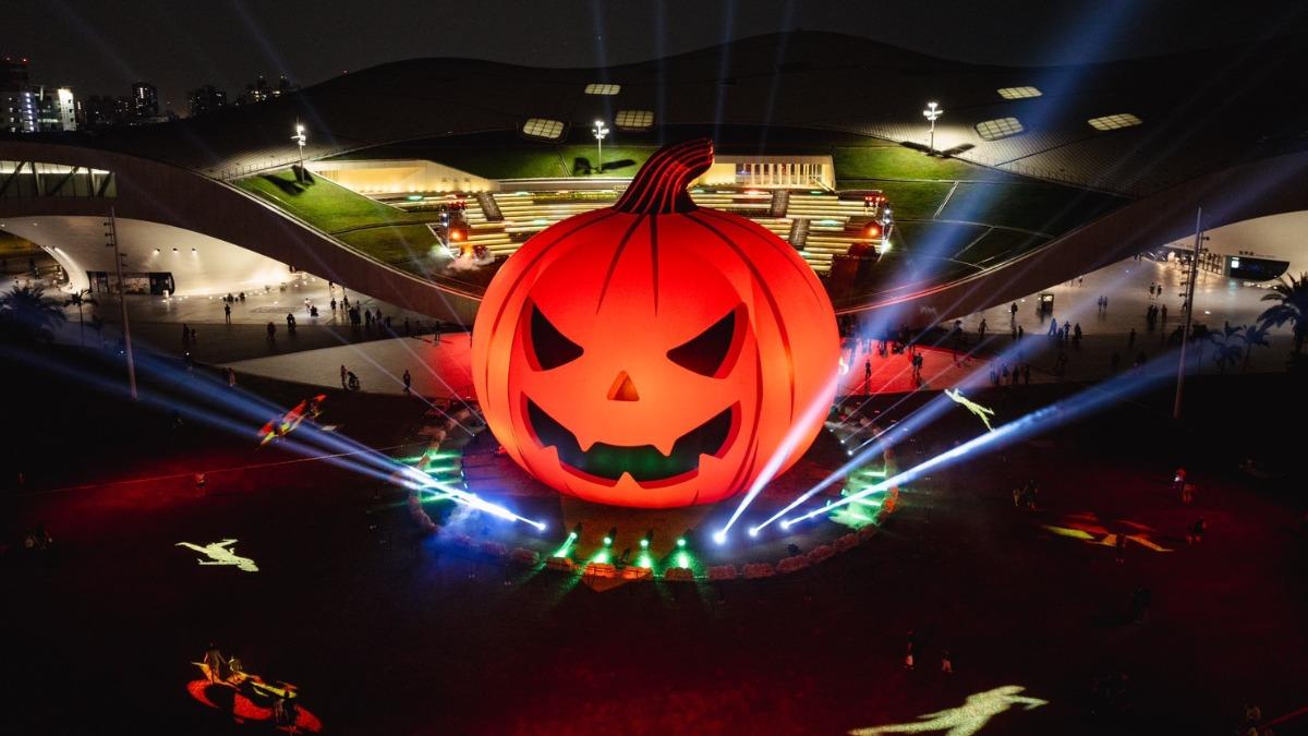 高雄萬聖節太狂了!衛武營大南瓜亮相 中央公園封街群魔亂舞
