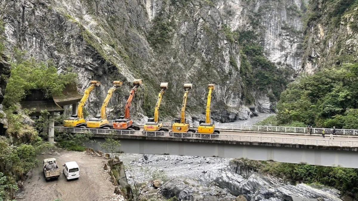 燕子口堰塞湖解除13天危機！挖降團隊6部怪手向山「鞠躬」致敬