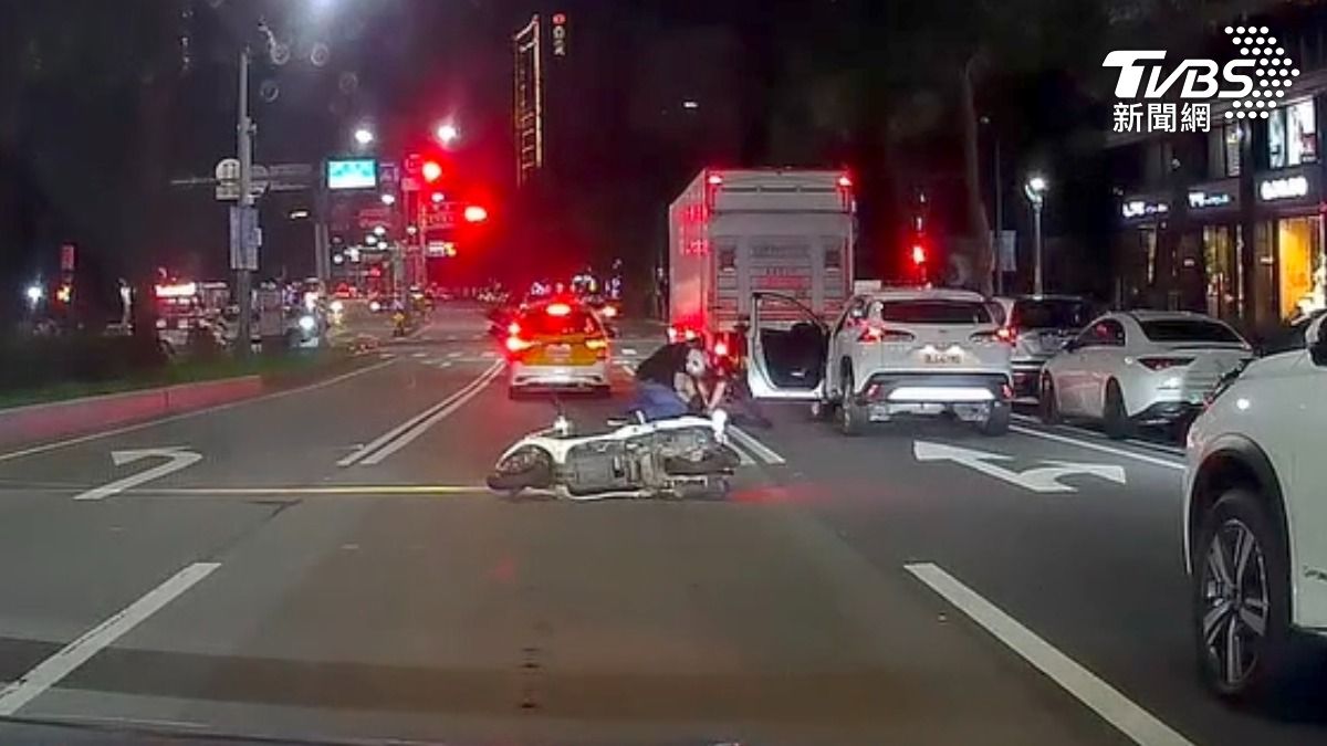 林口酒駕男拒檢衝撞 警掏槍壓制 熱心民眾挺身相助