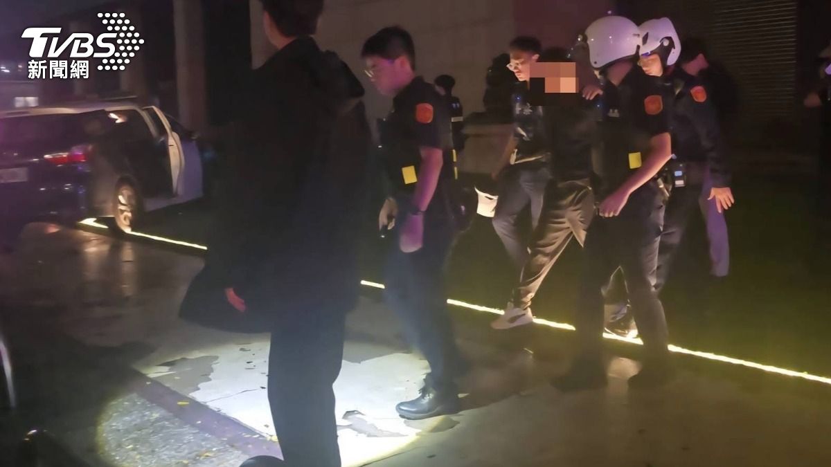 掛註銷車牌遭攔!基隆毒蟲拒檢逃逸「衝撞警車爆胎」遭壓制