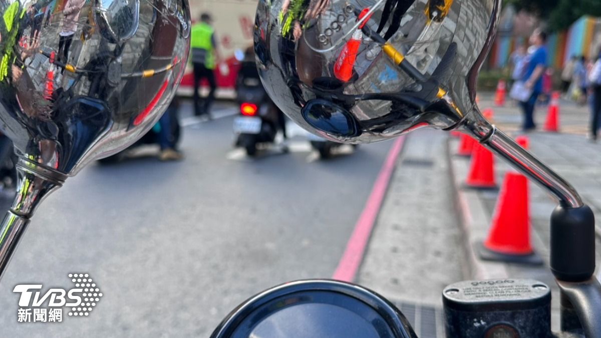 中和媽尖峰時段「3貼載2孩」上學 擦撞害騎士骨折慘了