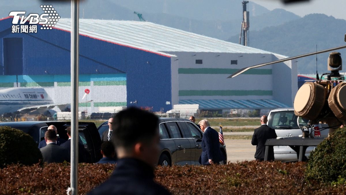 美國總統川普抵達韓國釜山金海國際機場,背景可見習近平的專機。(圖/達志影像路透社) 美國總統川普抵達韓國釜山金海國際機場,背景可見習近平的專機。(圖/達志影像路透社)