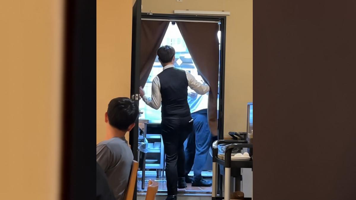 吃壽喜燒還有格鬥賽看！員工「猛揍飆三字經」全錄下