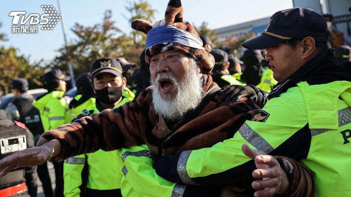 U.S.-China summit in South Korea draws protesters, media