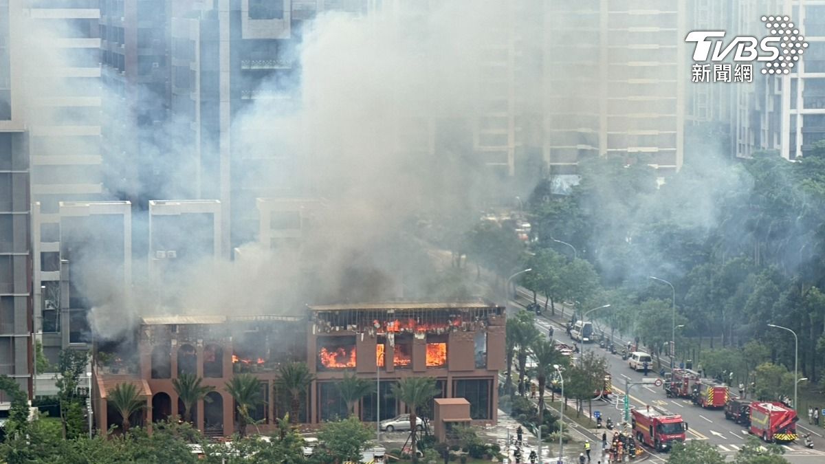 快訊/新店華固建設「9字頭豪宅」樣品屋起火 濃煙竄天畫面曝