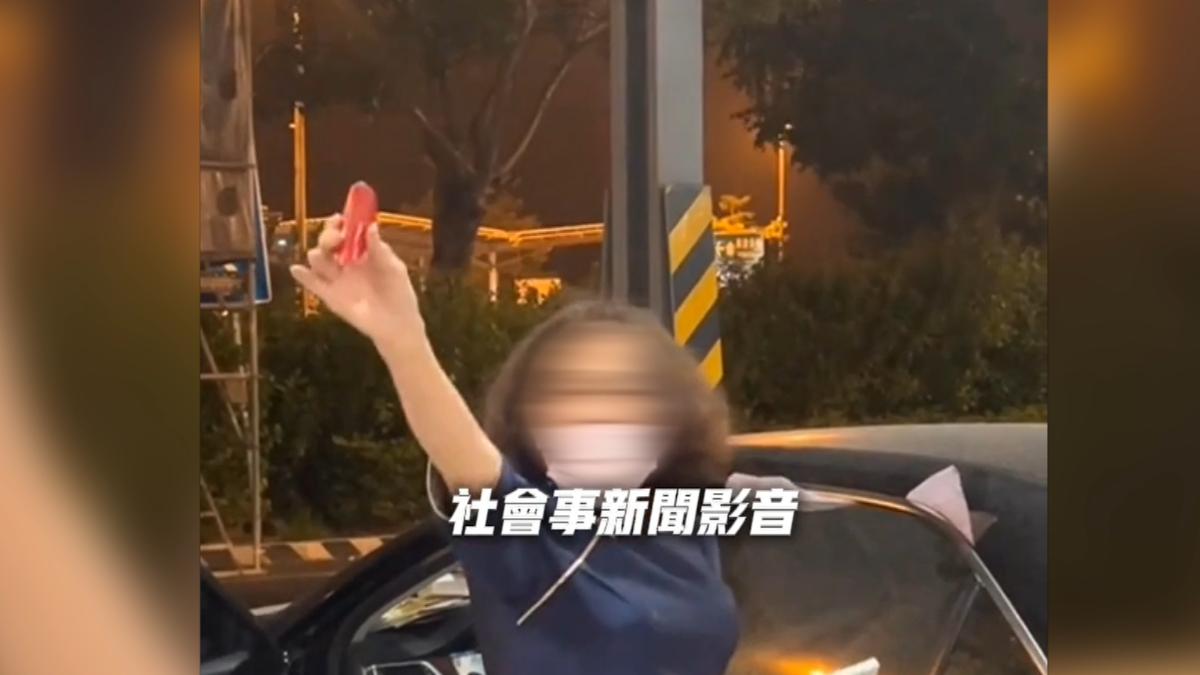 依蕾特布丁被偷吃？　婦「擲筊」又報警　2警車到場「竟在車底」