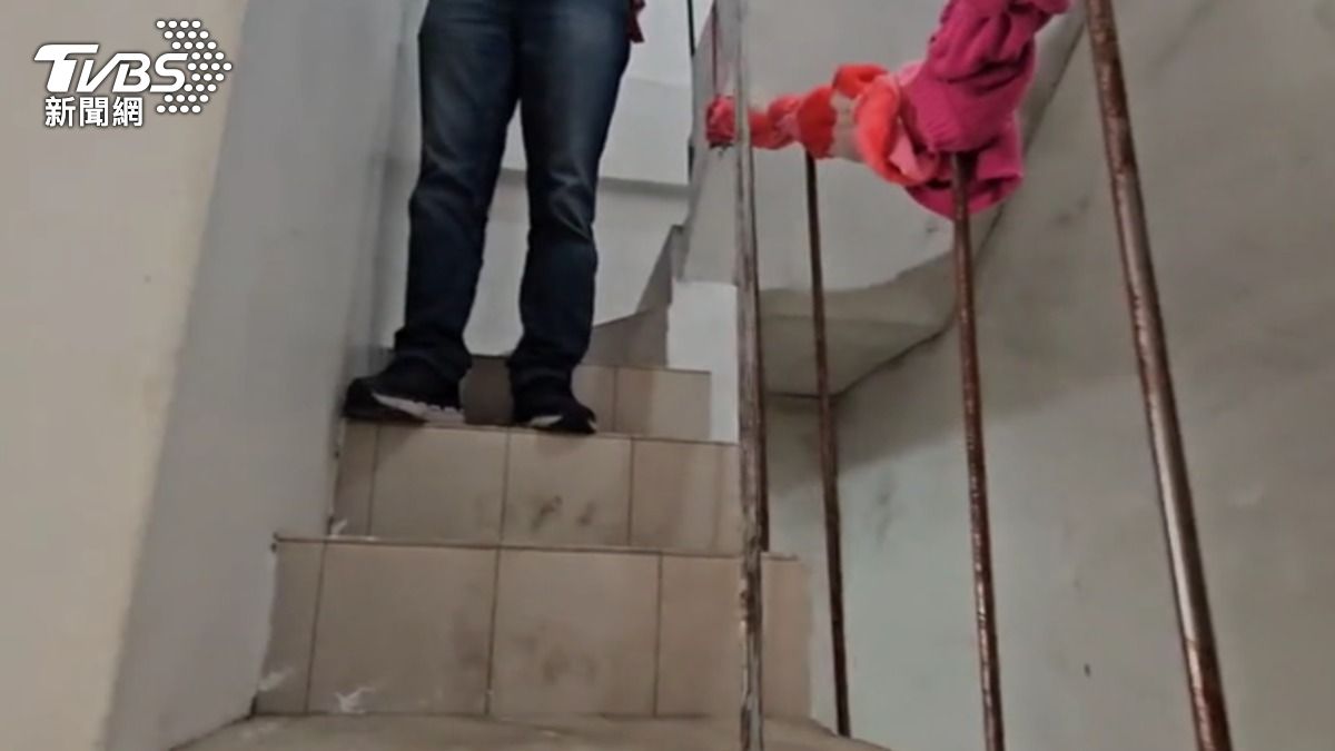 獨／為母租「電梯房」　租客控違建　樓梯過窄、扶手斷