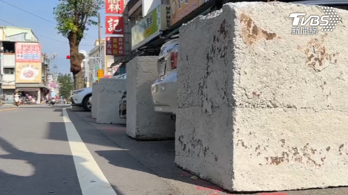 協商破局引爆土地紛爭　龍潭地主擺水泥巨石