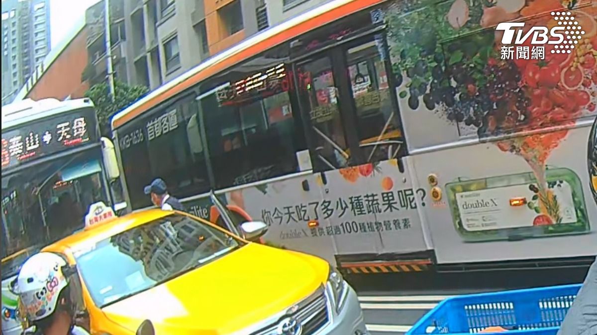 獨/疑紅線停車惹怒公車司機 計程車運將下車對峙